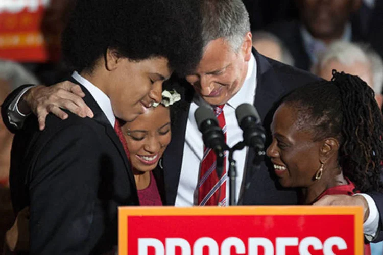 
	Bill de Blasio (2&ordm; &agrave; direita) abra&ccedil;a sua esposa Chirlane (d) e seus filhos Chiara e Dante: 96% dos eleitores negros e 82% dos latinos apoiaram De Blasio
 (REUTERS/Carlo Allegri)