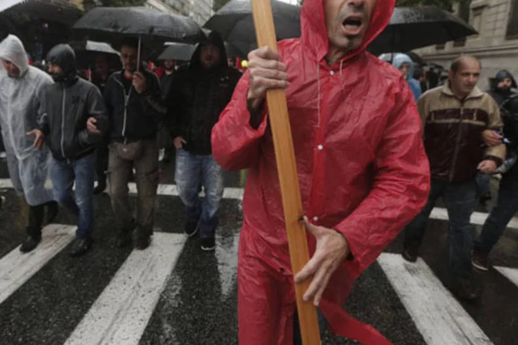 Manifestantes do sindicato PAME, filiado ao partido comunista grego, durante greve geral de 24 horas em Atenas, 6 de novembro de 2013 (John Kolesidis/Reuters)