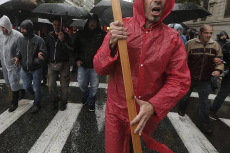 Manifestantes do sindicato PAME, filiado ao partido comunista grego, durante greve geral de 24 horas em Atenas (John Kolesidis/Reuters)