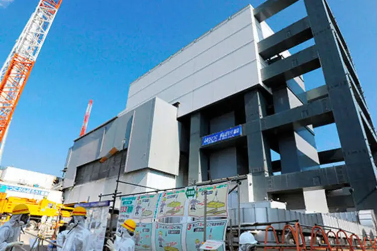
	Inspe&ccedil;&atilde;o na usina nuclear de Fukushima: novo programa de empr&eacute;stimo umentaria o montante empregado em gastos relacionados a Fukushima de 50 bilh&otilde;es de d&oacute;lares para um equivalente a 80 bilh&otilde;es
 (REUTERS/Kyodo)