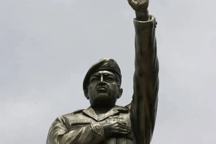 Estátua do presidente da Venezuela Hugo Chavez em uma avenida da cidade de Riberalta, na Bolívia (Gaston Brito/Reuters)