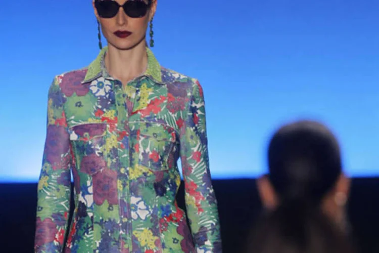 Modelos durante o desfile da estilista Patrícia Viera na abertura da Fashion Rio, na zona portuária do Rio de Janeiro (Sergio Moraes/Reuters)