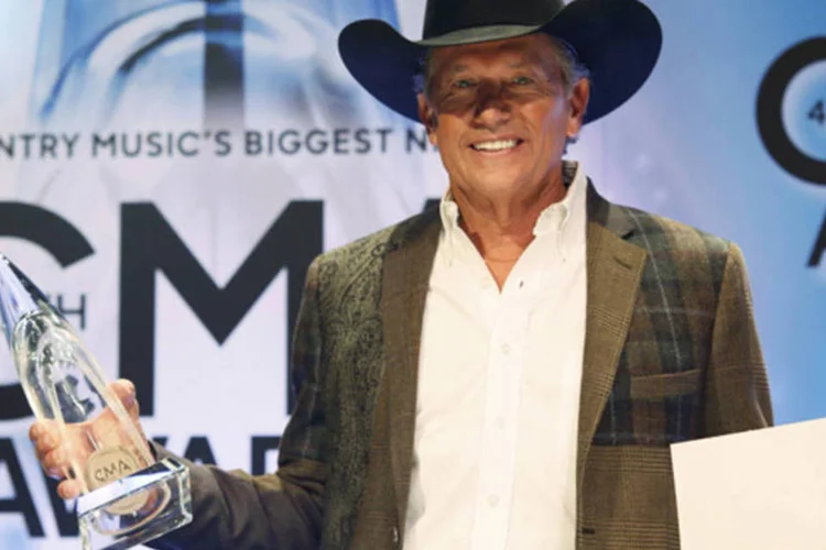 George Strait com seu prêmio de artista do ano: artista, de 61 anos, ganhou o principal prêmio pela terceira vez e pela primeira desde 1990 (Eric Henderson/Reuters)