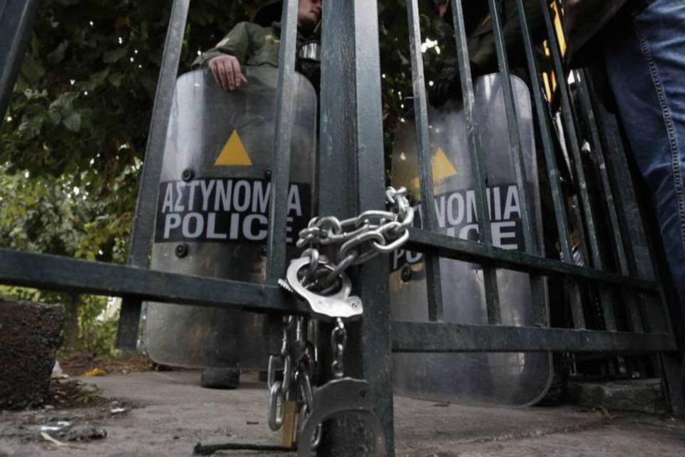 Polícia grega invade prédio e expulsa manifestantes