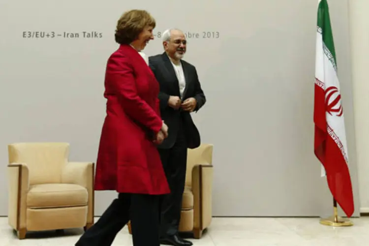 
	Chefe de pol&iacute;tica externa da UE, Catherine Ashton, conversa com o chanceler iraniano, Javad Zarif, antes de negocia&ccedil;&otilde;es nucleares a portas fechadas na sede da ONU em Genebra
 (Denis Balibouse/Reuters)