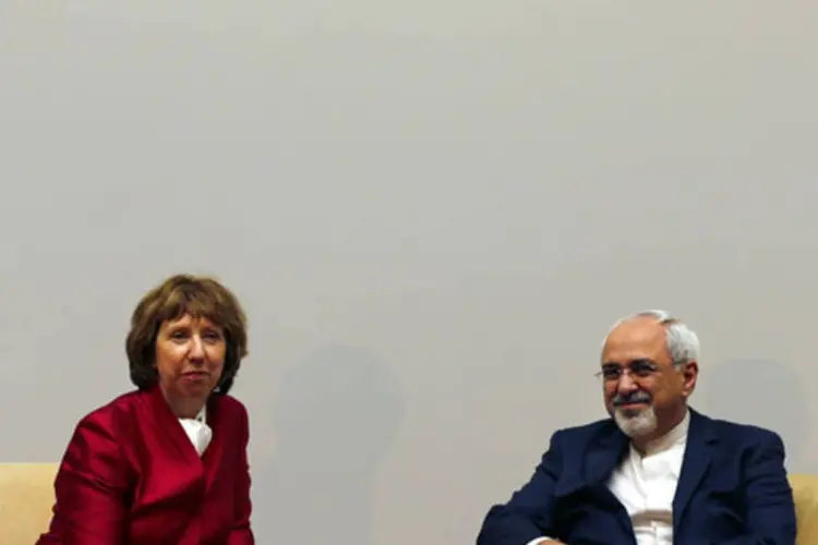 Chefe de política externa da UE, Catherine Ashton (à esquerda), fala com o chanceler iraniano, Mohammad Javad Zarif, na sede europeia da ONU, em Genebra, 7 de novembro de 2013 (Denis Balibouse/Reuters)