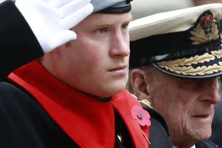Príncipe Harry ao lado do Príncipe Philip, o duque de Edimburgo, durante cerimônia que relembra os soldados mortos durante a I e a II guerras mundiais, em Londres (Luke MacGregor/Reuters)