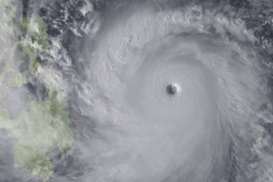 Tufão Haiyan provoca retirada de 100 mil pessoas no Vietnã