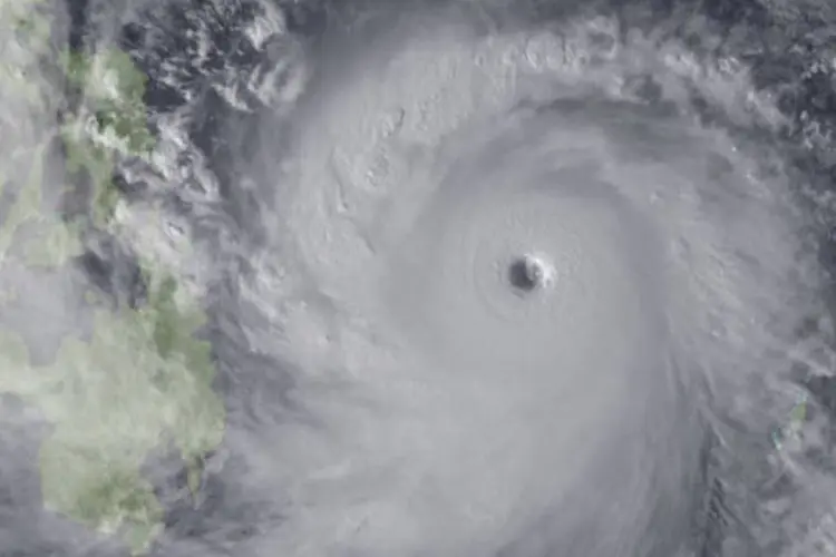 Imagem de satélite mostra o tufão Haiyan se aproximando das Filipinas (Japan Meteorological Agency/NOAA/Handout via Reuters)
