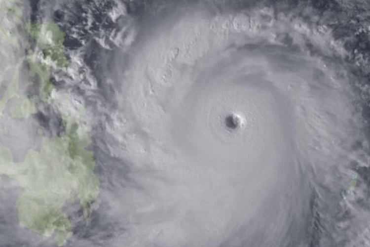 Imagem de satélite mostra o tufão Haiyan se aproximando das Filipinas (Japan Meteorological Agency/NOAA/Handout via Reuters)