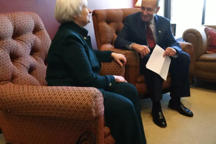 Janet Yellen, indicada para comandar o Federal Reserve, se encontra com o senador Charles Schumer no Capitólio, Washington (Jonathan Ernst/Reuters)