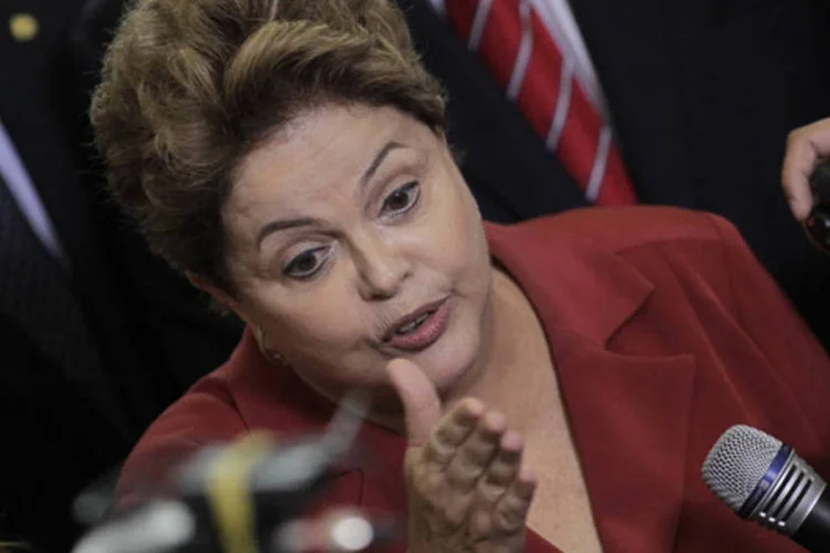 
	Dilma Rousseff: &quot;passado mais um ano de incertezas e instabilidade da economia internacional, os indicadores da economia brasileira persistem positivamente mostrando a continuidade de uma trajet&oacute;ria sustent&aacute;vel de crescimento com inclus&atilde;o social&quot;
 (Ueslei Marcelino/Reuters)
