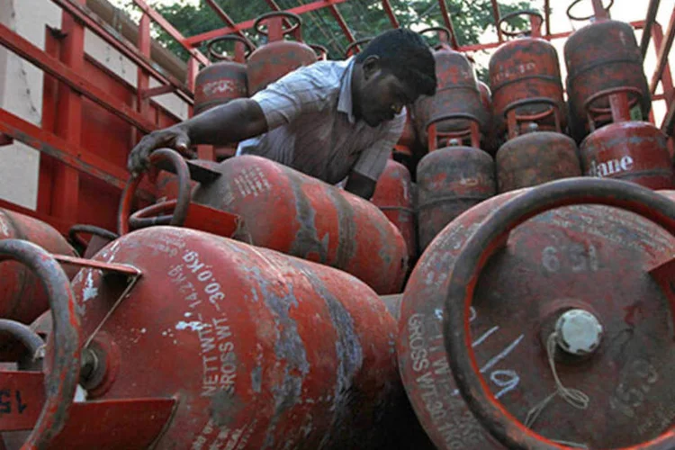 
	Petr&oacute;leo &eacute; transportado na &Iacute;ndia: o modo como o subs&iacute;dio ao setor ser&aacute; dividido entre o governo, as empresas de explora&ccedil;&atilde;o e as refinarias ainda &eacute; incerto, afirmou a Fitch&nbsp;
 (REUTERS/Babu)