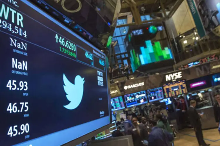 
	Logo do Twitter na Bolsa de Nova York: o Twitter estreou em Wall Street em novembro com um pre&ccedil;o por a&ccedil;&atilde;o de US$ 26
 (Brendan McDermid/Reuters)