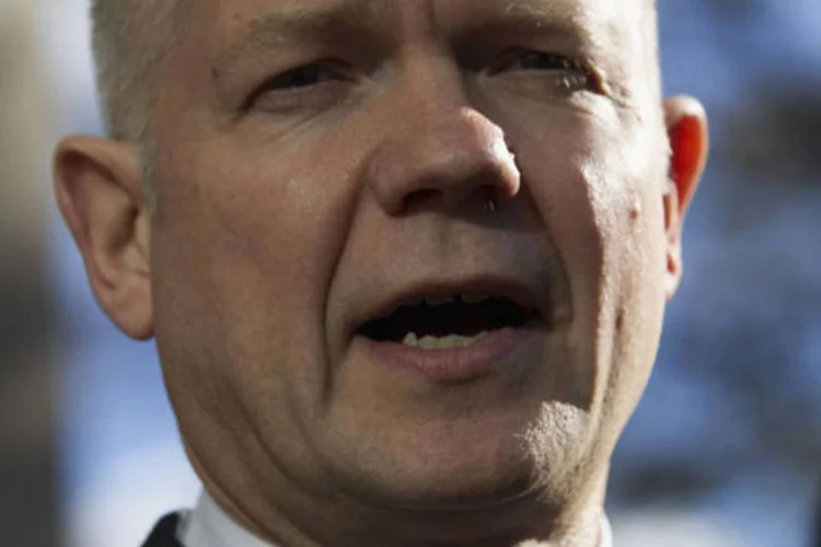 Secretário das Relações Exteriores da Grã-Bretanha, William Hague, se dirige a jornalistas após seu encontro com o secretário de Estado norte-americano, John Kerry (Jason Reed/Reuters)
