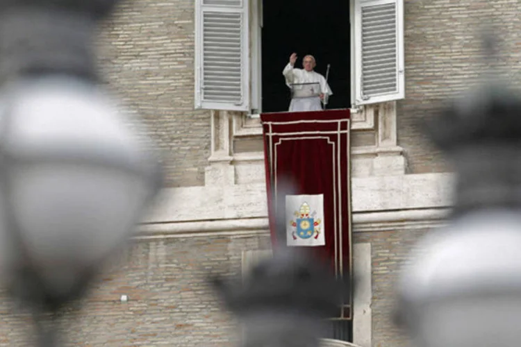 Papa Francisco acena durante a missa semanal de Ângelus, em sua janela na Praça de São Pedro, no Vaticano (Giampiero Sposito/Reuters)