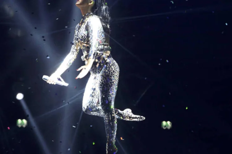 Katy Perry no EMA 2013: ao vencer Cyrus e Gaga, Perry levou o troféu da categoria mais disputada da 20ª edição do European Music Awards (Reuters)