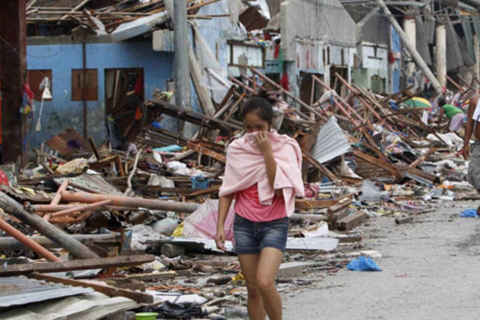 Filipinos sofrem com problemas na distribuição de ajuda