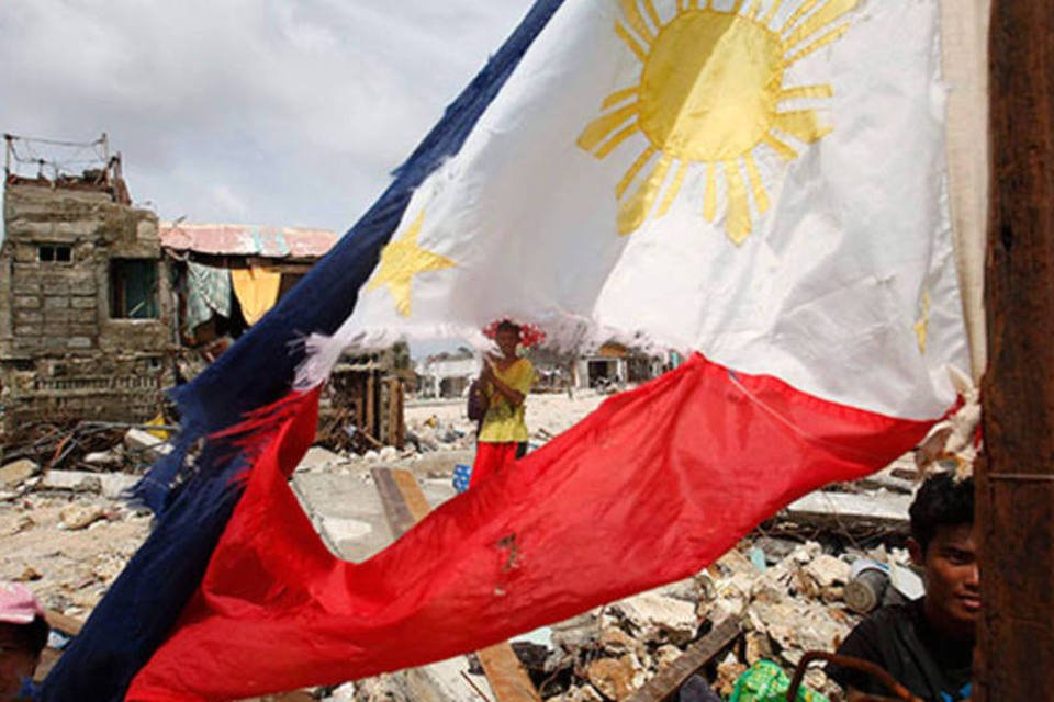 Filipinas luta para fazer chegar ajuda às vítimas de tufão