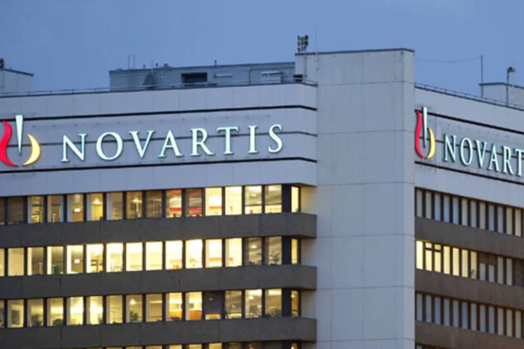 
	Logo da farmac&ecirc;utica Novartis: mudan&ccedil;as devem levar a uma equaliza&ccedil;&atilde;o entre o n&uacute;mero de empregos cortados e criados este ano e espera que seu quadro de funcion&aacute;rios mantenha-se est&aacute;vel
 (Arnd Wiegmann/Reuters)