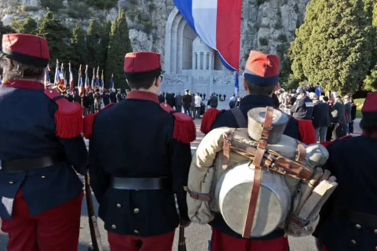 Membros da associação histórica da Primeira Guerra Mundial durante celebração do Dia do Armistício no memorial de guerra em Nice, na França (Eric Gaillard/Reuters)