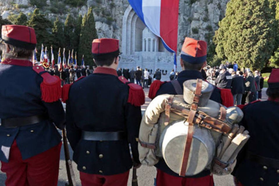 Polícia detém 70 por protesto em cerimônia na França