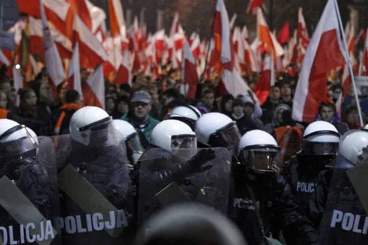 Policiais da tropa de choque montam um cordão de isolamento durante durante desfile anual pela independência polonesa em Varsóvia (Kacper Pempel/Reuters)