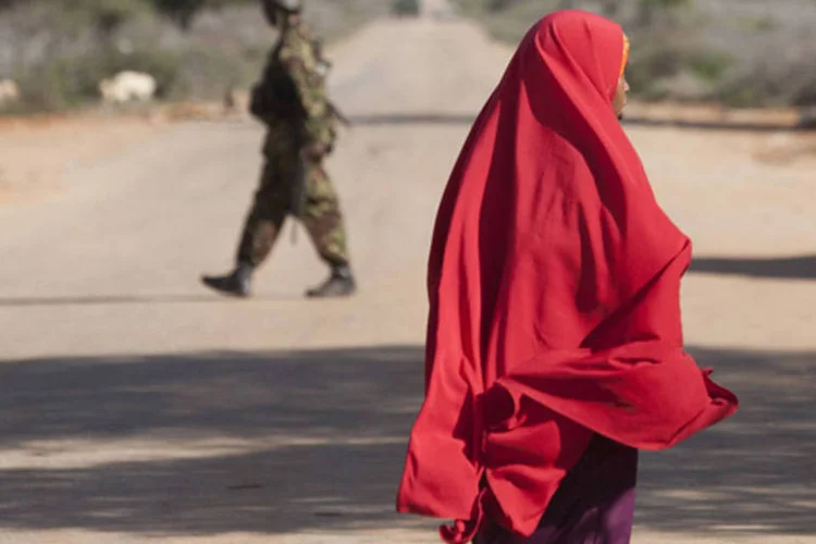 
	Mulher e soldado na Som&aacute;lia: crise de fome em 2011&nbsp;matou 258 mil pessoas
 (Siegfried Modola/Reuters)