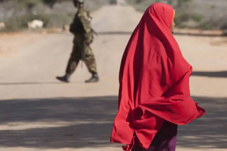 Mulher e soldado na Somália: Puntland fica na parte norte da Somália, uma área relativamente calma, que em grande parte escapou das turbulências na Somália nos últimos 20 anos (Siegfried Modola/Reuters)