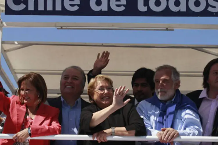 
	&nbsp;Michelle Bachelet, acena para apoiadores durante campanha em Santiago
 (Ivan Alvarado/Reuters)