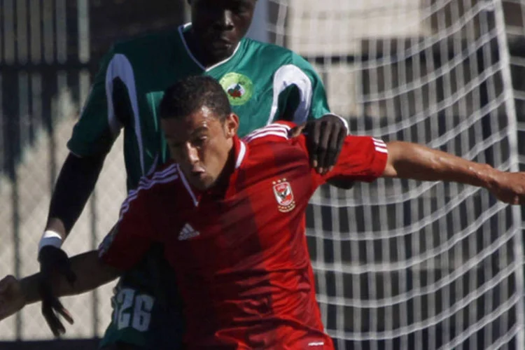 Futebol: após marcar um gol, Zaher fez o gesto com quatro dedos que representa a resistência da Irmandade Muçulmana diante da repressão das forças de segurança ao grupo de Mursi (Reuters)