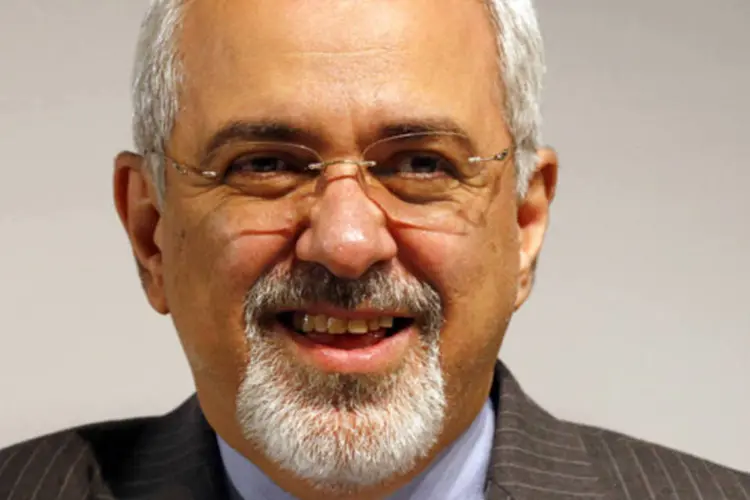 Chanceler do Irã, Javad Zarif, sorri durante coletiva de imprensa após negociações sobre assuntos nucleares na sede da ONU em Genebra (Denis Balibouse/Reuters)