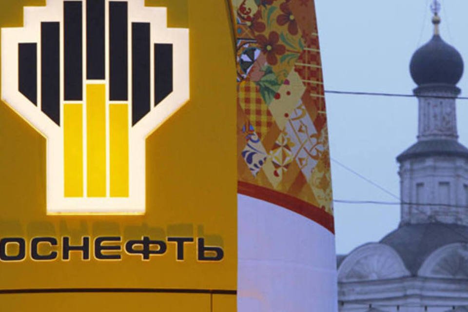 
	Posto da Rosneft: a petroleira ter&aacute; 100% de duas concess&otilde;es de explora&ccedil;&atilde;o de petr&oacute;leo e g&aacute;s natural onshore na Bacia do Solim&otilde;es, dizem fontes
 (Maxim Shemetov/Reuters)