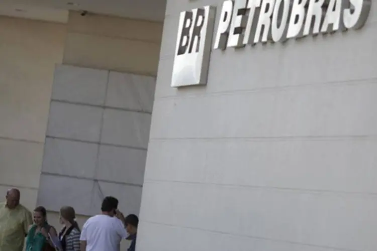 
	Petrobras: de acordo com nota emitida pela PF, a estatal havia sido intimada previamente e colaborou com os agentes, o que afastou a necessidade de recorrer a mandados de busca e apreens&atilde;o
 (Ricardo Moraes/Reuters)