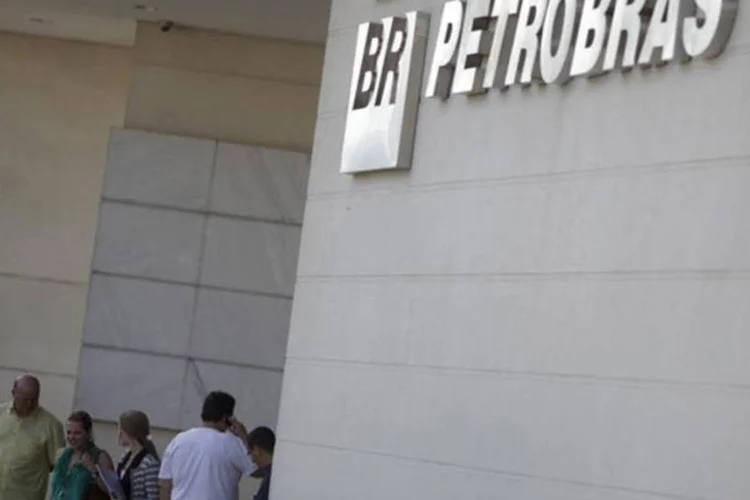 
	Pr&eacute;dio da Petrobras: pelos c&aacute;lculos da Moody&#39;s, a d&iacute;vida total da Petrobras &eacute; de US$ 137 bilh&otilde;es
 (Ricardo Moraes/Reuters)