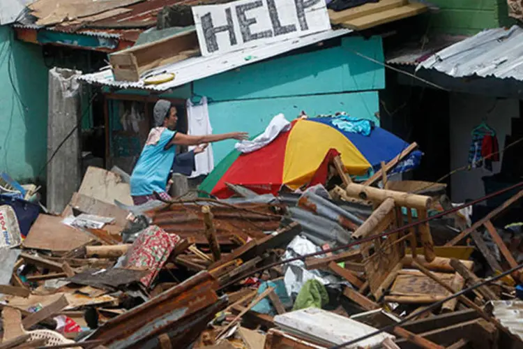
	Destrui&ccedil;&atilde;o causada pelo tuf&atilde;o Haiyan nas Filipinas: tuf&atilde;o destruiu resorts nas ilhas do norte de Cebu
 (REUTERS/Romeo Ranoco)