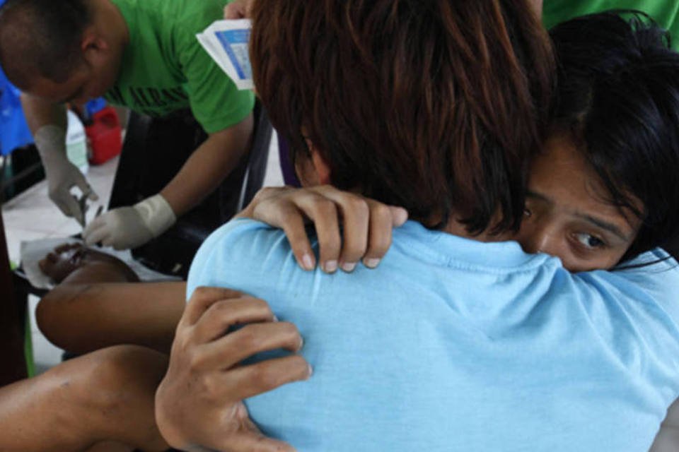 Bebês nascidos no tufão lutam pela vida nas Filipinas