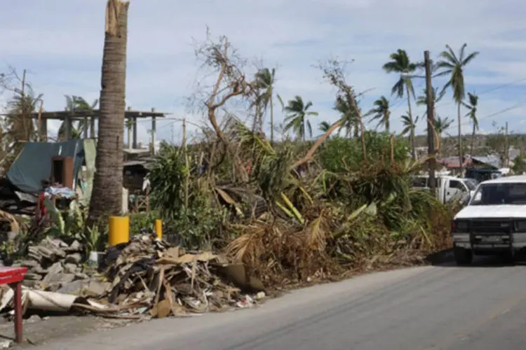 Local atingido por tufão nas Filipinas: há informações sobre troca de tiros entre forças de segurança e homens armados perto de uma vala com corpos em Tacloban (Aubrey Belford/Reuters)
