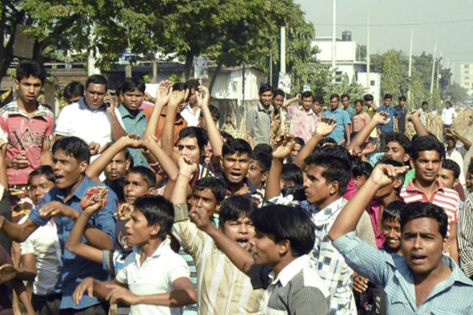 Protestos  fecham fábricas de vestuário em Bangladesh