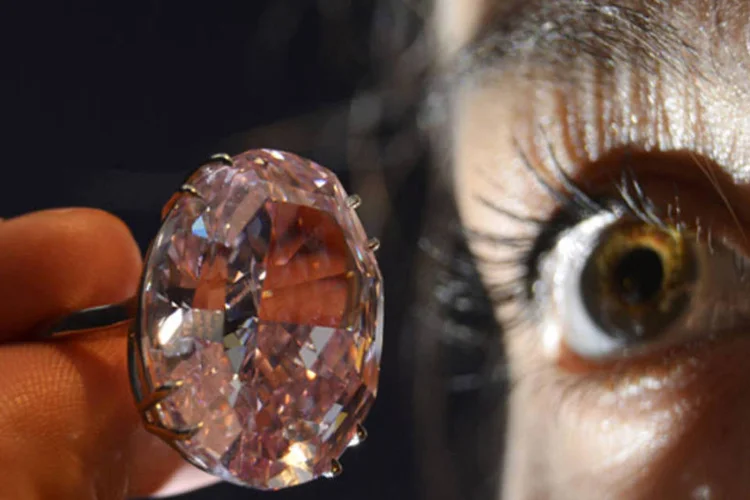 Modelo posando com o diamante "Estrela Rosa" durante o leilão na casa Sotheby's, no centro de Londres (Toby Melville/Reuters)