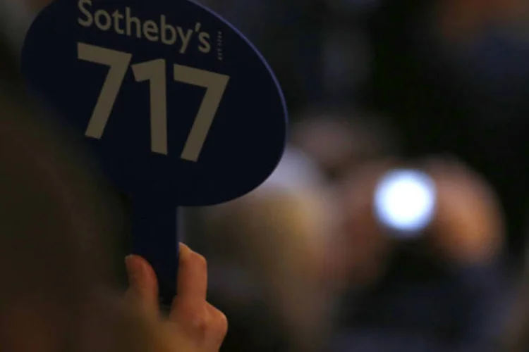 
	Comprador faz uma oferta durante um leil&atilde;o da Sotheby&#39;s: obra de 1964 do artista brasileiro superou em mais de cinco vezes a estimativa m&iacute;nima dos leiloeiros
 (Denis Balibouse/Reuters)