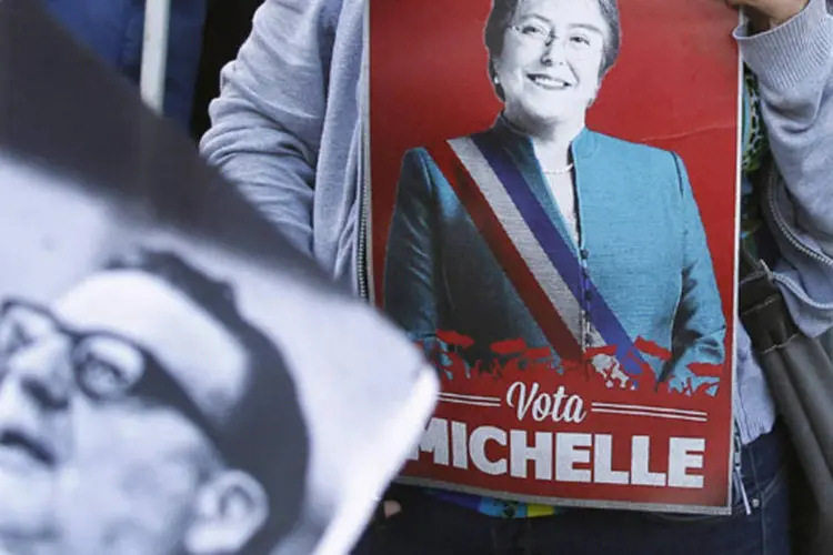 Apoiador de Michelle Bachelet segura um posto com a imagem do ex-presidente socialista Salvador Allende, durante evento em Valparaiso (Eliseo Fernandez/Reuters)