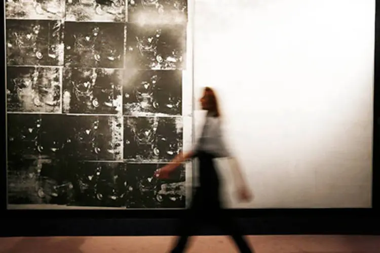 Funcionário do Sotheby passa pela obra "Silver Car Crash", de Andy Warhol (REUTERS/Stefan Wermuth/)