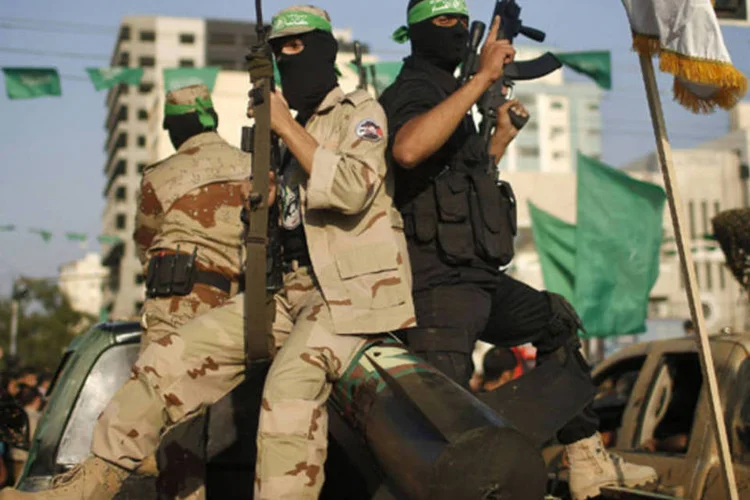 
	Militantes palestinos do Hamas durante desfile militar&nbsp;
 (Mohammed Salem/Reuters)