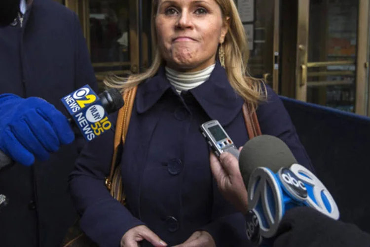 Genevieve Sabourin, culpada de perseguir e assediar Alec Baldwin, conversa com a imprensa durante intervalo do seu julgamento em Nova York (Lucas Jackson/Reuters)