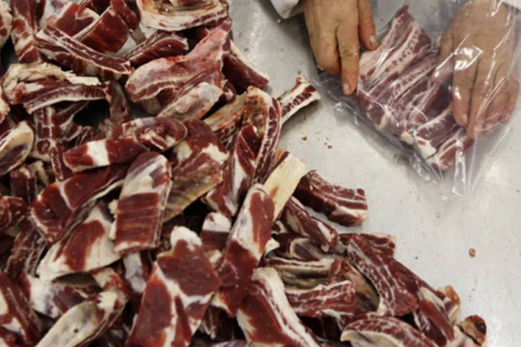 
	Trabalhador empacota carne em abatedouro em Promiss&atilde;o, S&atilde;o Paulo
 (Paulo Whitaker/Reuters)