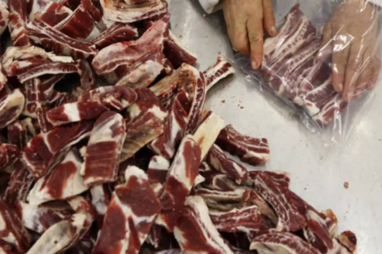 
	Trabalhador empacota carne em abatedouro em Promiss&atilde;o, S&atilde;o Paulo: pre&ccedil;os do boi gordo devem manter-se em alta de 12 a 16 por cento em 2014 ante o ano passado
 (Paulo Whitaker/Reuters)