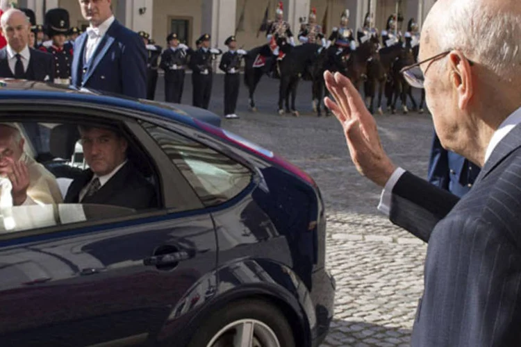 Giorgio Napolitano, presidente da Itália, acena para o Papa Francisco no final de uma reunião no Palácio Quirinale, em Roma (Paolo Giandotti-Italian Presidency Press Office/Divulgação via Reuters)
