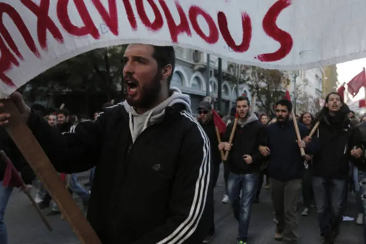 Manifestantes se reúnem para marcar o aniversário da revolta estudantil de 1973 contra a ditadura militar da Grécia, em Atenas (John Kolesidis/Reuters)