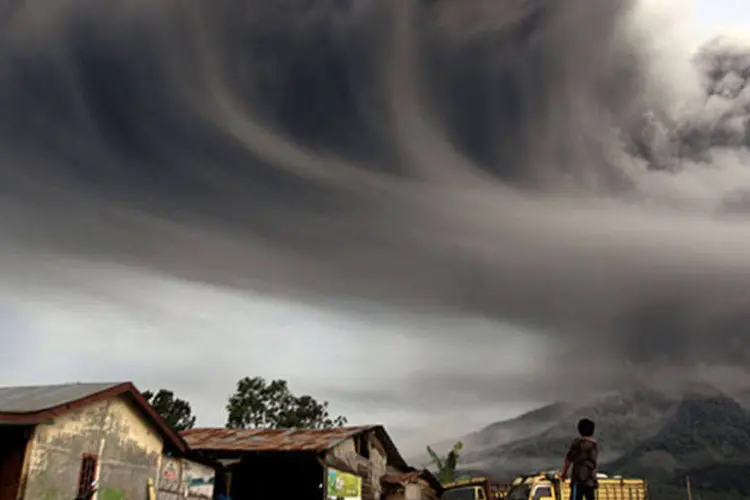 
	Vulc&otilde;es Merapi, na Indon&eacute;sia, entram em erup&ccedil;&atilde;o: a nuvem de cinzas e fuma&ccedil;a subiu 8 mil quil&ocirc;metros
 (REUTERS/Roni Bintang)